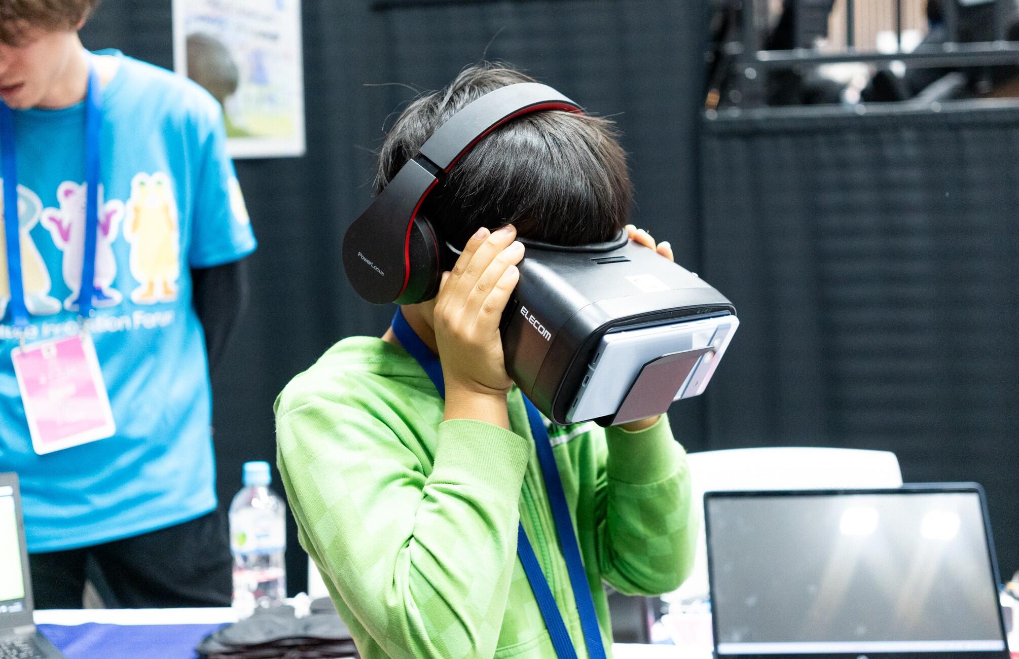 横浜武道館にて約50名がゴールを目指してVRブラサカゲームに挑戦